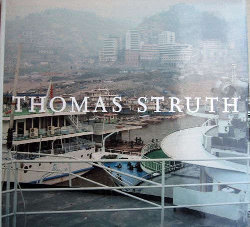 Thomas Struth: 1977-2002. Douglas Eklund Thomas Struth, Ann Goldstein, Maria Morris Hambourg, Charles Wylie, Essays.